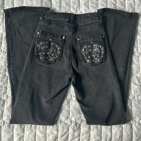 Elegant Black Flare Jeans with Embellished Pockets - Picture 1 of 4